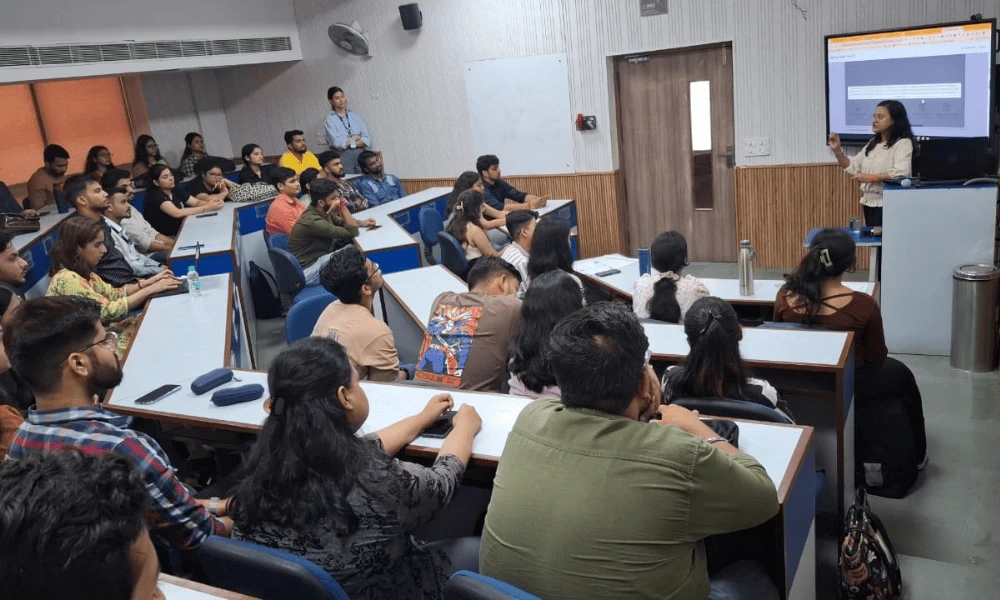 Read more about the article Who is Yamini Katara? Best Digital Marketing Trainer in Delhi NCR – Journey, Expertise & Results